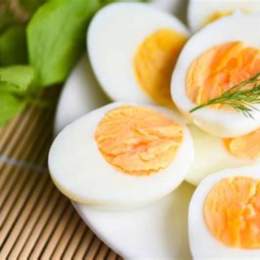 ăn trứng gà luộc có trắng da không