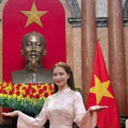 áo dài gấm truyền thống