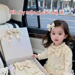 bé gái mặc váy trắng đáng yêu