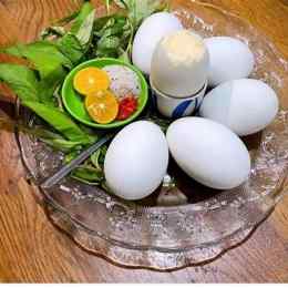 đánh trứng gà trong bát