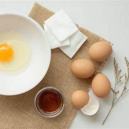 làm trắng da bằng mật ong và trứng gà