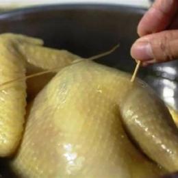 tại sao luộc gà bị nứt da