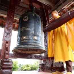 trên chùa đã động tiếng chuông gà
